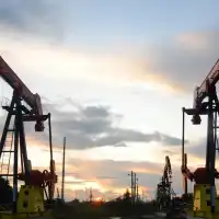 Oil prices extend gains as Trump sharpens rhetoric on Iran