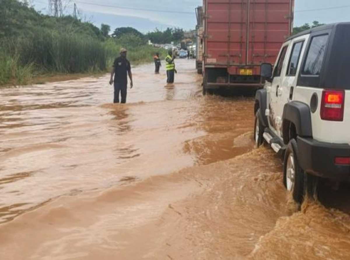  Downpour paralyzes transport in Accra as roads become impassable